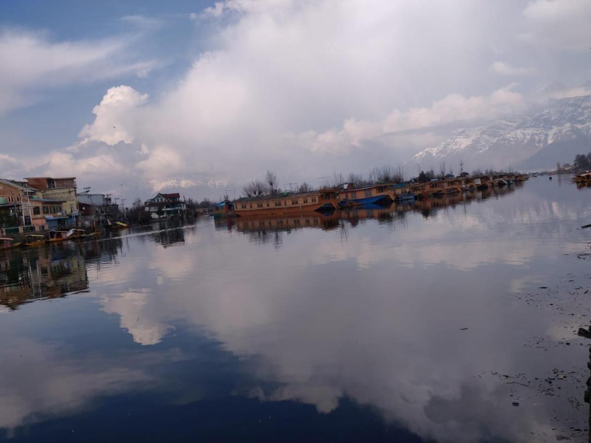 Island Homestay Srinagar  Bagian luar foto