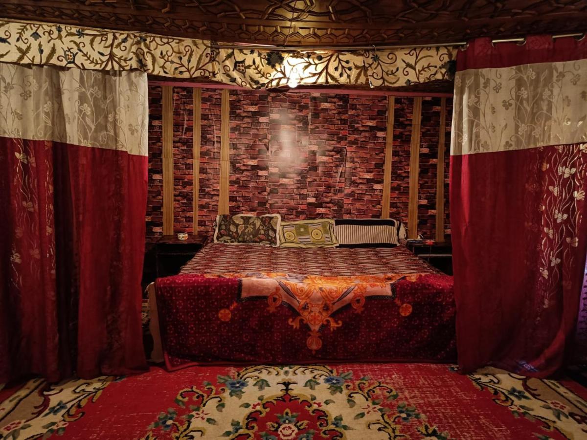 Island Homestay Srinagar  Bagian luar foto