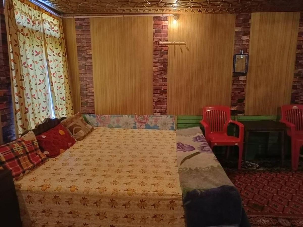 Island Homestay Srinagar  Bagian luar foto
