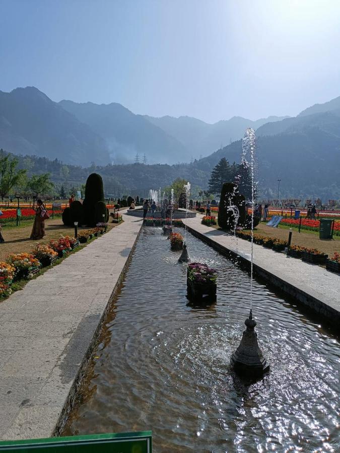 Island Homestay Srinagar  Bagian luar foto