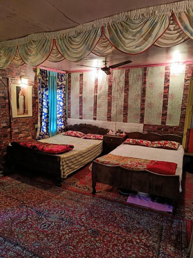 Island Homestay Srinagar  Bagian luar foto